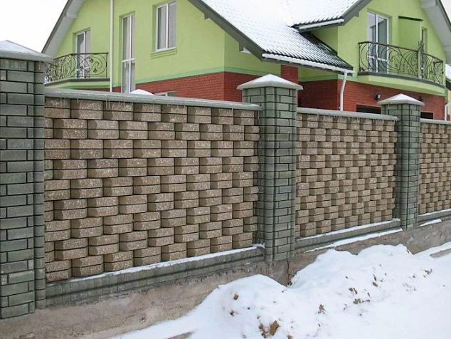 Кирпичный забор с шахматной кладкой